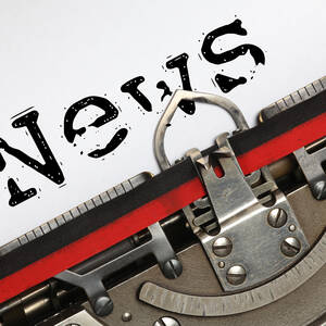 Schreibmaschine tippt das Wort "News".
