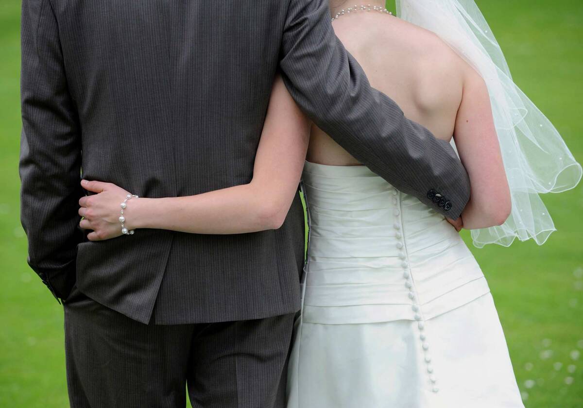 Hochzeitspaar Hochzeitspaar geht gemeinsamen Weg
