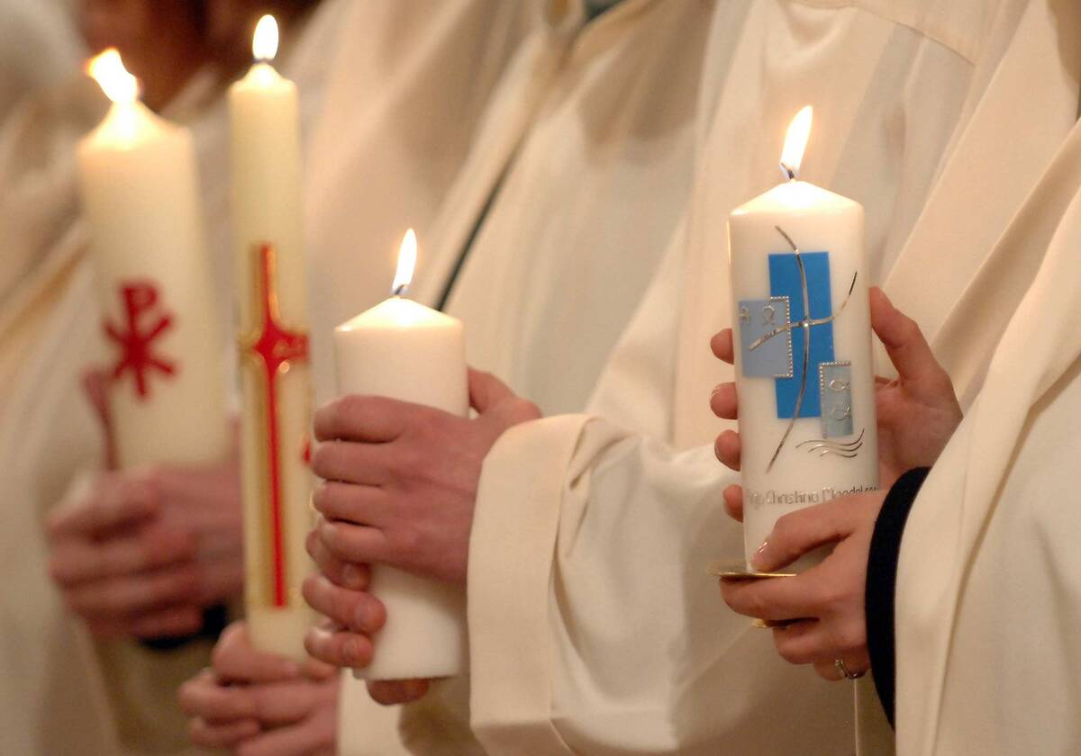 Täuflinge mit Taufkerzen Täuflinge mit Taufkerzen