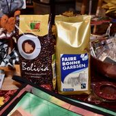 Das Foto zeigt zwei Kaffeepackungen. Auf der einen steht Café Bolivia, auf der anderen faire Bohne Garbsen.
