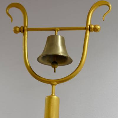 Das "Tintinabulum", eine liturgische Glocke, ebenfalls Zeichen der einer Basilika, kündigt bei Prozessionen das Allerheiligste an. © Wala
