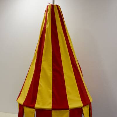 Der "Padiglione": Der kegelförmige Seidenschirme ist eines der Insignien einer Basilika. © Wala