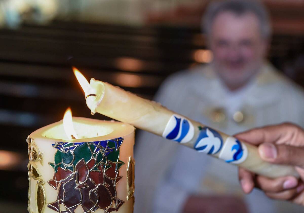 Taufkerze Taufkerze wird angezündet
