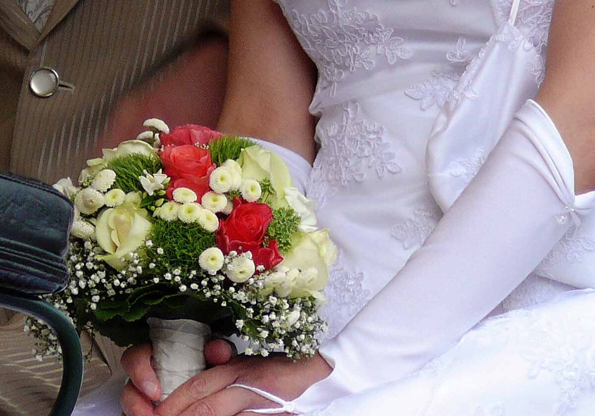 Braut mit Brautstrauß in der Hand
