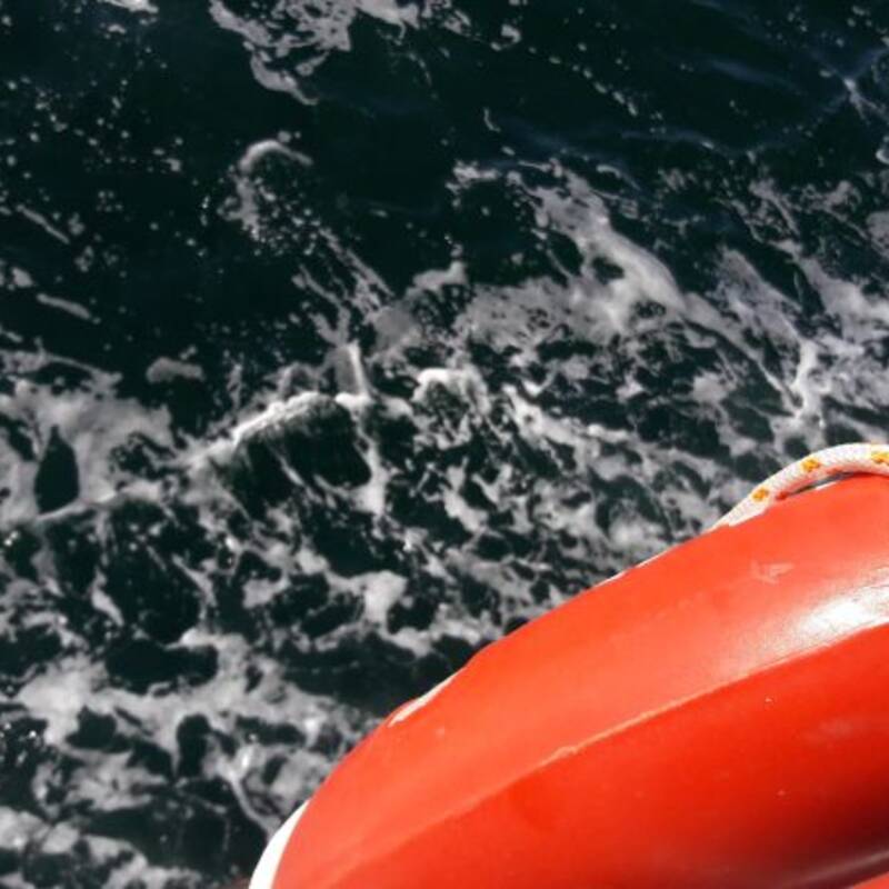 Rettungsring über wildem Wasser