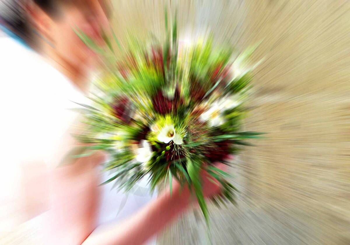 Braut mit Brautstrauß Braut mit Brautstrauß in der Hand