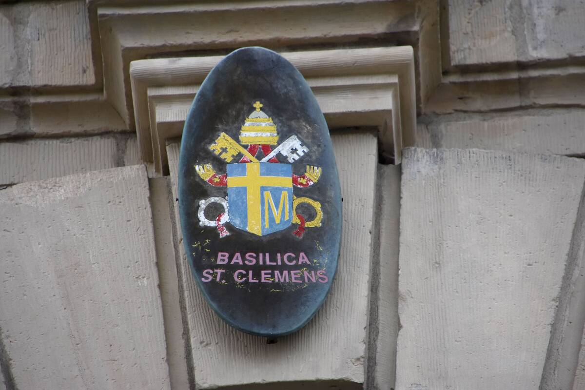 Das Wappen von Papst Johannes Paul II., der St. Clemens zur Basilika erhob, ziert das Eingangsportal. © Wala