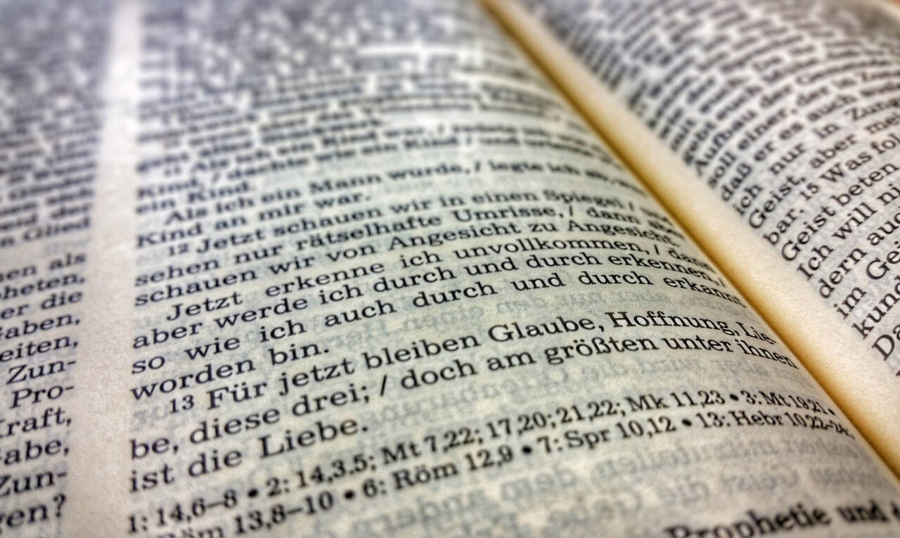 Aufgeschlagene Bibel mit Bibelzitat für Hochzeit.