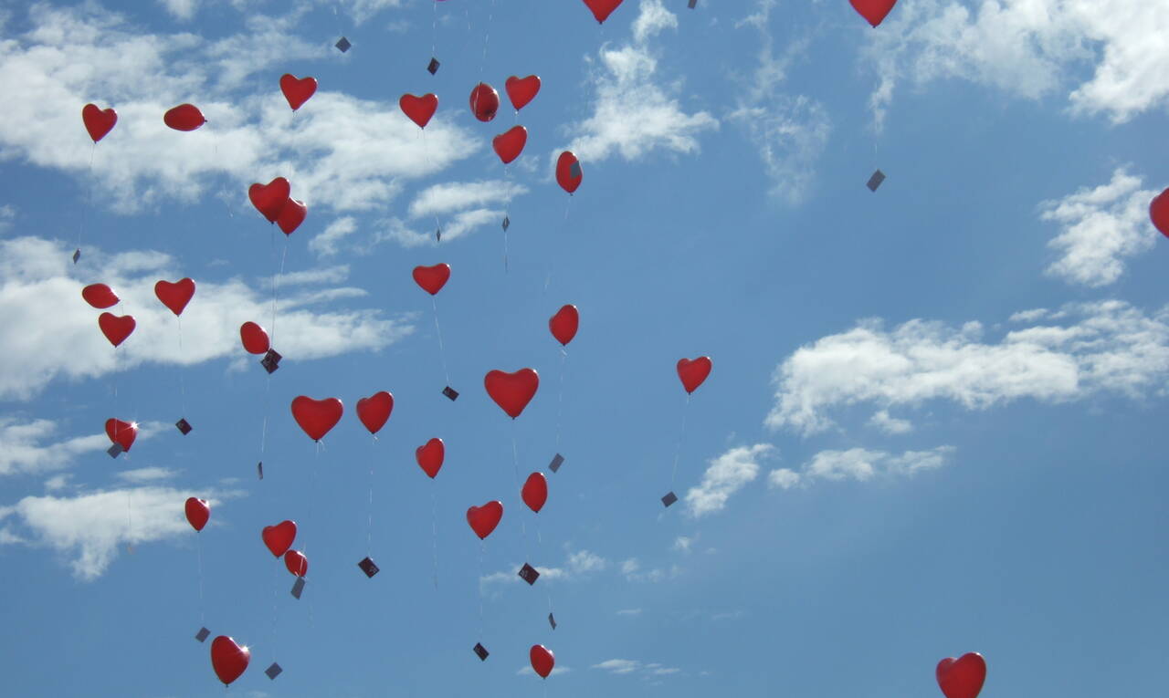 Zum Himmel fliegende Herzballons